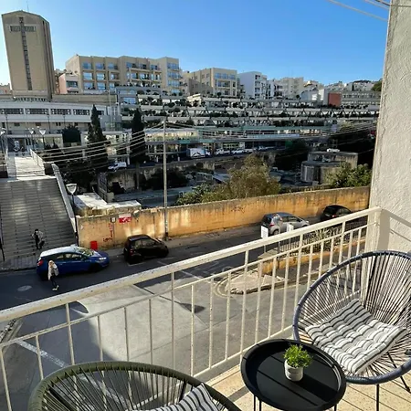 Lovely 3 Bedroom In The Heart Of St Julians Διαμέρισμα *